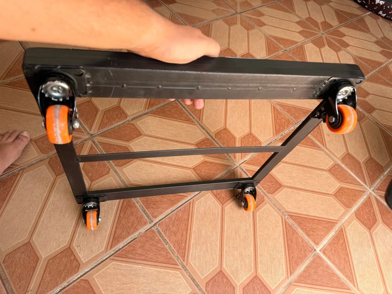Suporte móvel feito com cantoneira e rodas - Foto 4