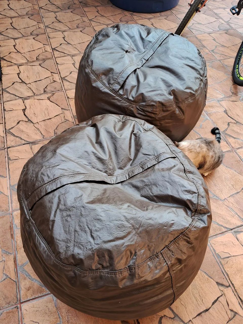Puff em couro ecológico 