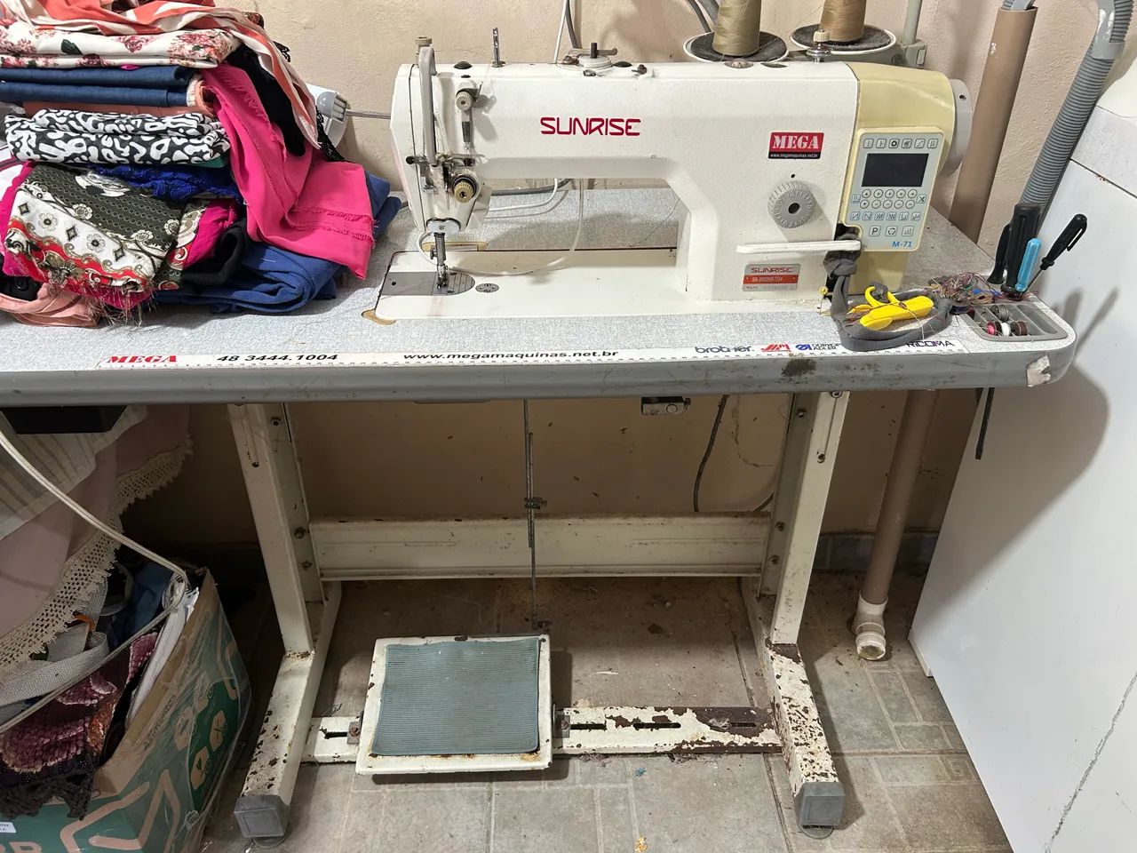 Máquina de costura reta eletrônica 