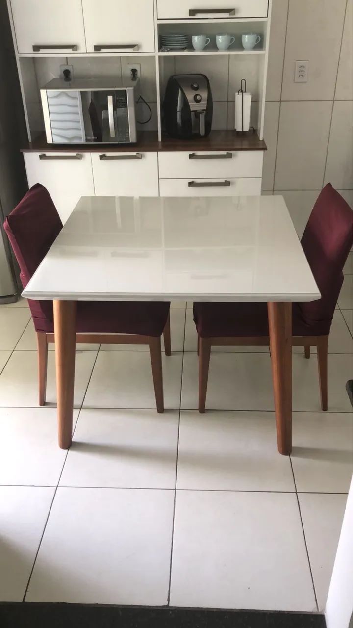 Mesa com 4 cadeiras 