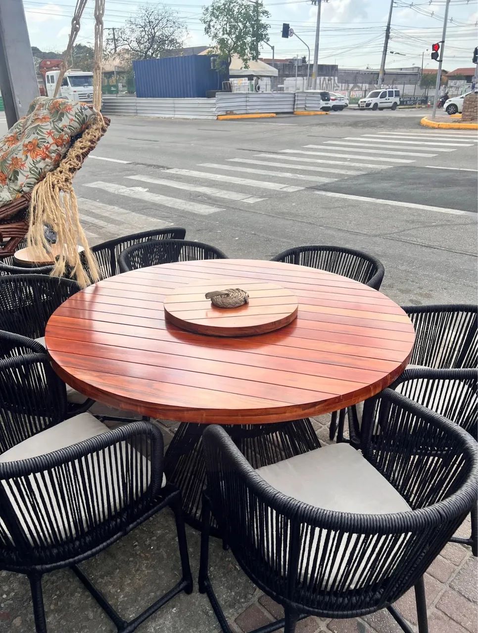 Mesa externa com tampo de madeira 