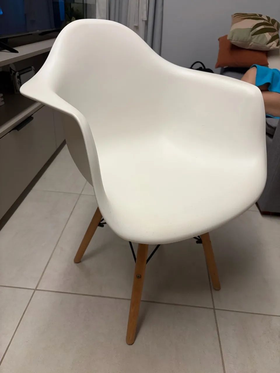 VENDO CADEIRA CHARLES EAMES COM BRAÇOS - Foto 2