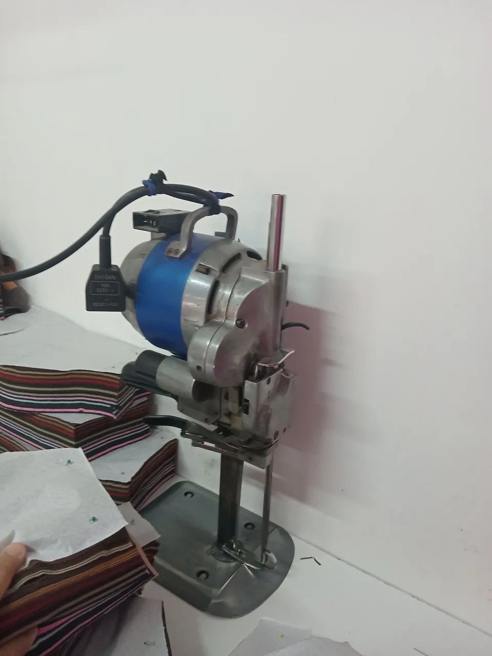 Vendo uma máquina de cortar tecidos 8 polegadas  - Foto 3