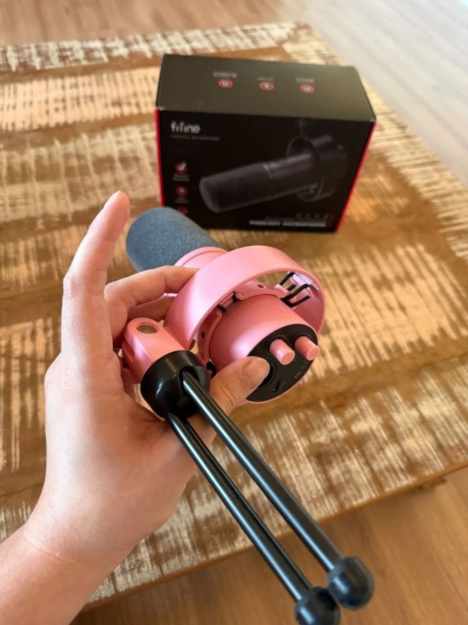Microfone rosa Fifine K688 com tripé e caixa - Foto 3