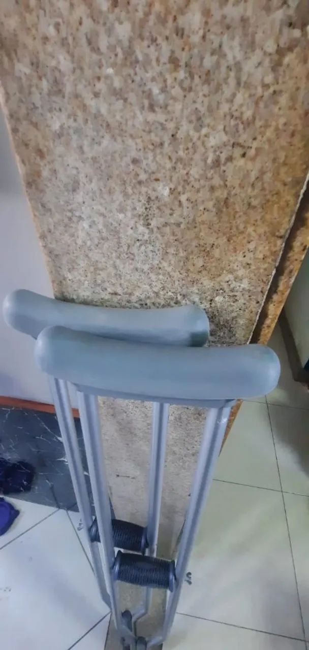 Par de muletas de alumínio