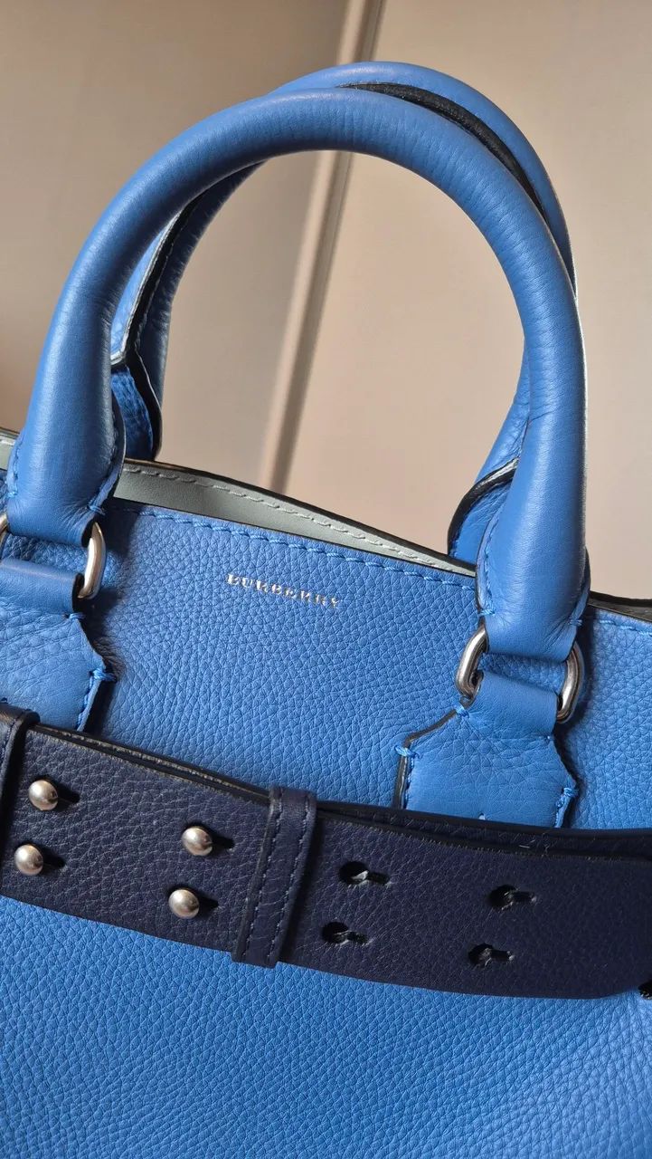 Bolsa Burberry azul com alça longa - Foto 5