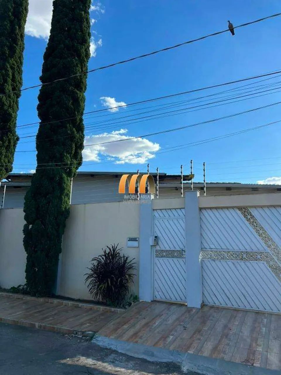 Casa residencial com 3 quartos e 4 vagas para aluguel em Anápolis