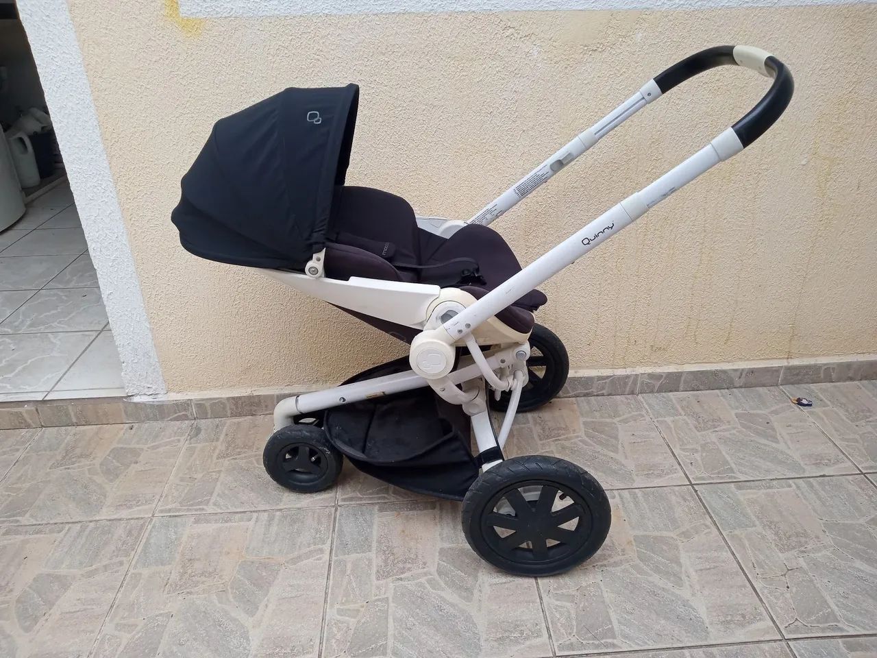 Vendo carrinho de bebê Quinny com Moisés - Foto 4