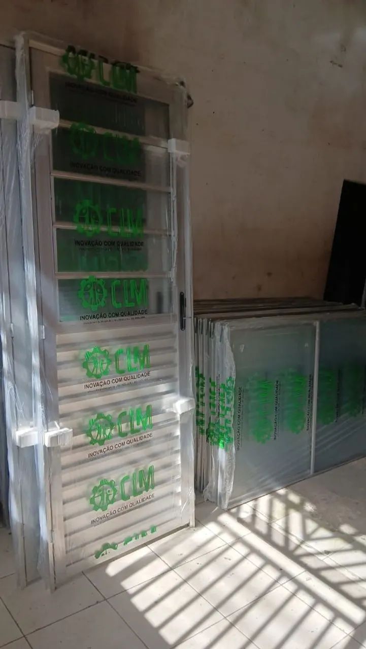 PORTA BASCULANTE EM ALUMÍNIO 2