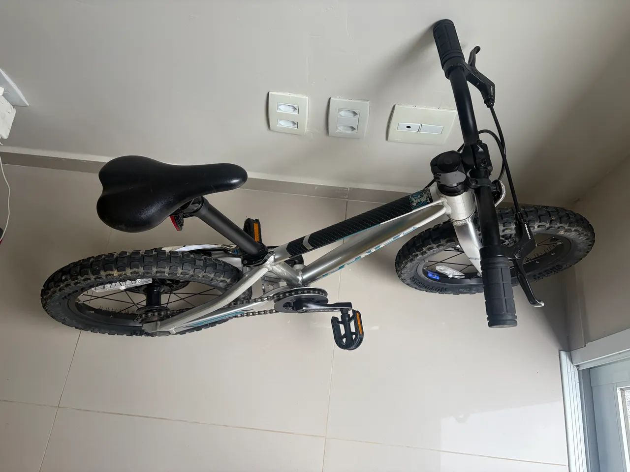 Bicicleta Infantil Sense Grom Aro 16 - Freio a Disco - Ótimo Estado - Foto 4