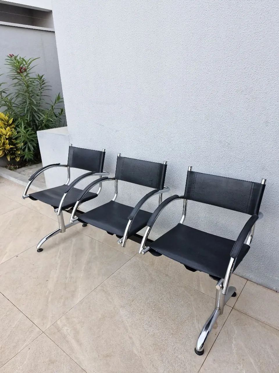 Conjunto com 3 Cadeiras Pretas com Braços