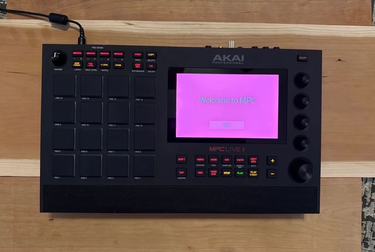 Akai MPC Live 2 em excelente estado - Instrumentos musicais - Vila