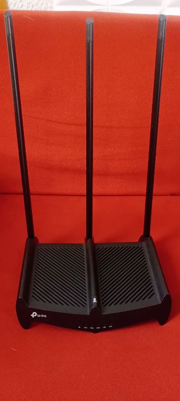 Roteador tp-Link preto funcionando perfeitamente 