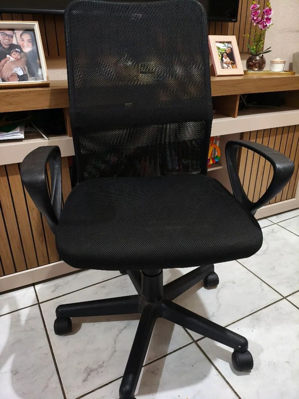 Cadeira de escritório semi nova  - Foto 2