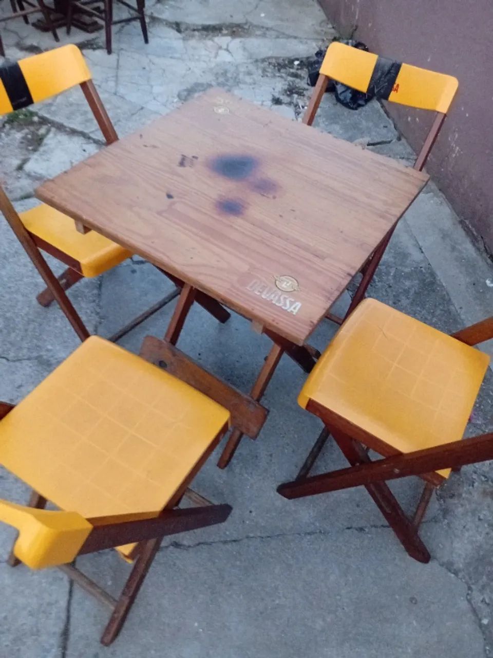 Jogo de mesa de madeira com 4 cadeiras dobráveis