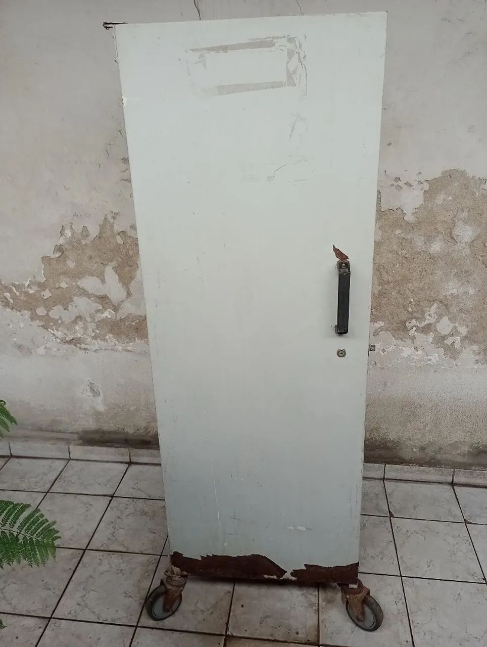 Armário de metal com rodinhas 