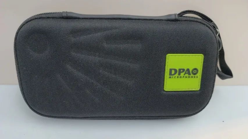 Headset DPA cor da pele sem uso