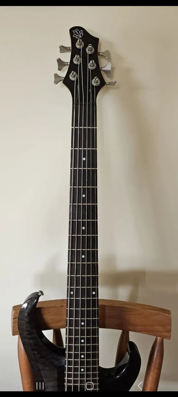 Contra baixo/instrumento musical. 