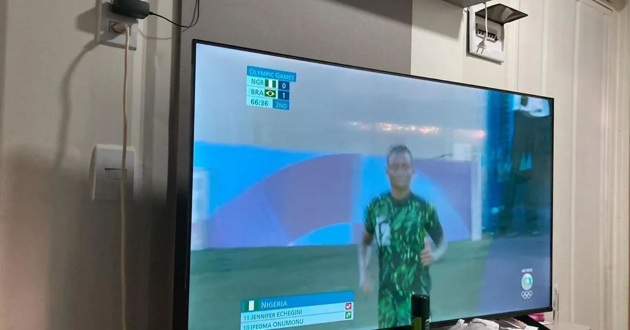TV TLC com líquido vazado 