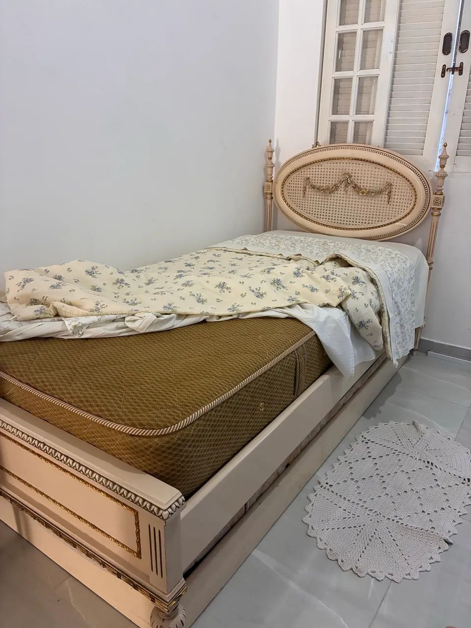 Cama de solteiro estilo Luis XVI acompanha uma cômoda 
