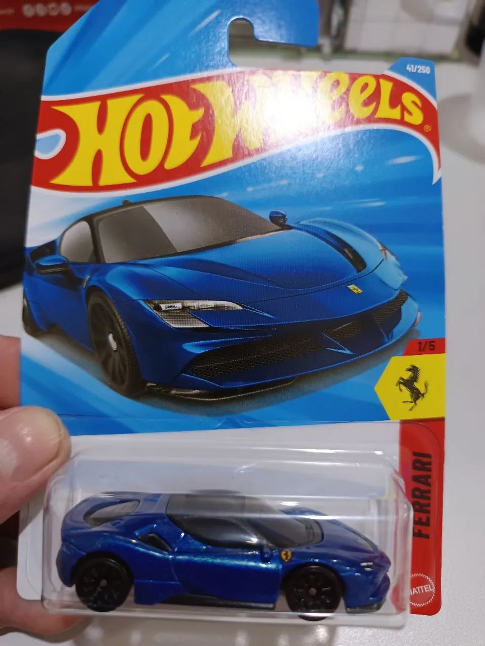 Vê do Hotwheels Ferrari SF90 Azul Lacrada
