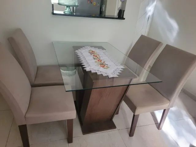 Mesa de jantar com 4 cadeiras