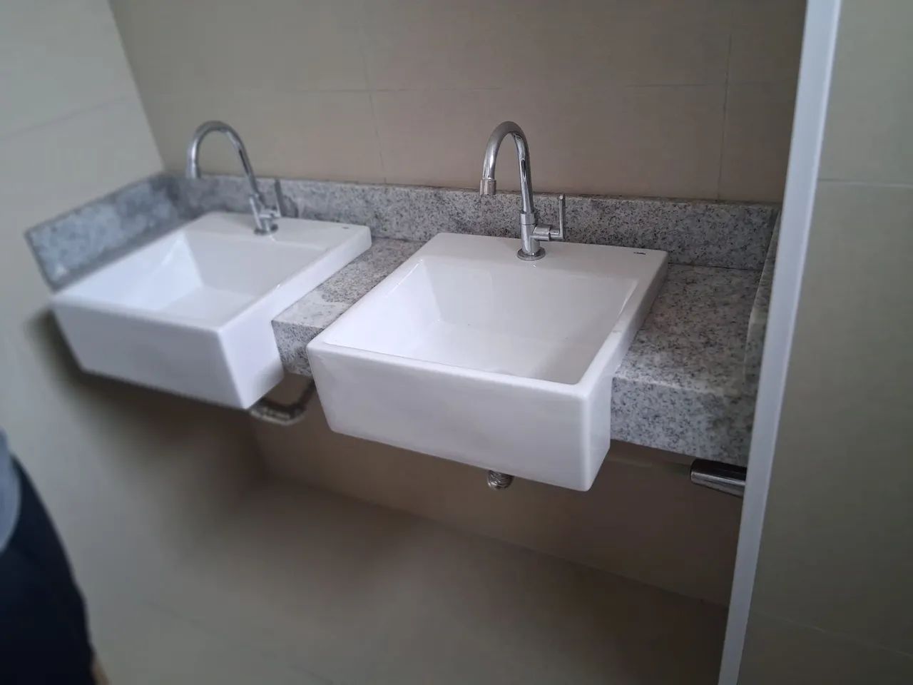 Bancada de banheiro duplo428513911794585603