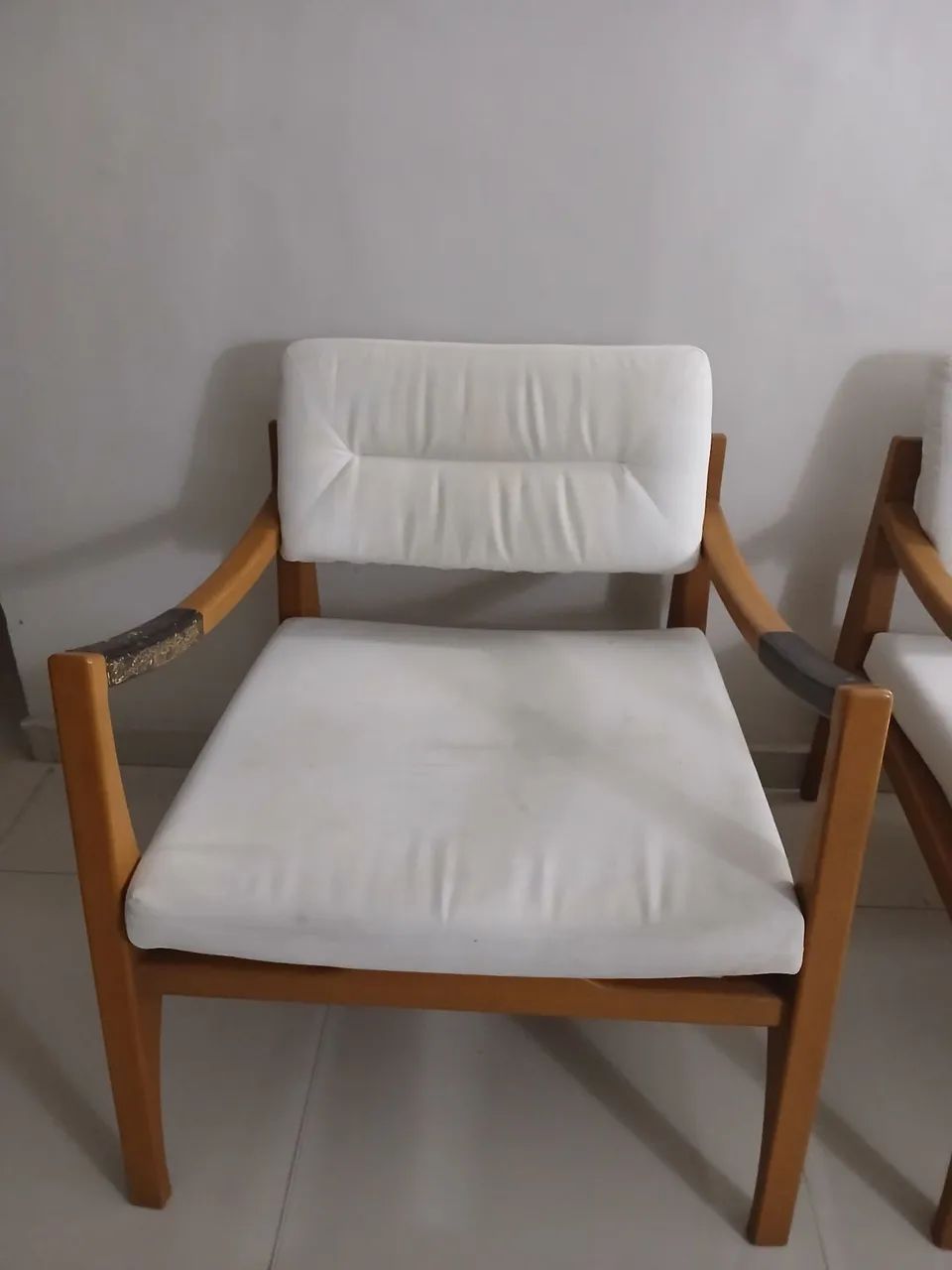 Par de poltronas em madeira com estofado off/White  - Foto 2