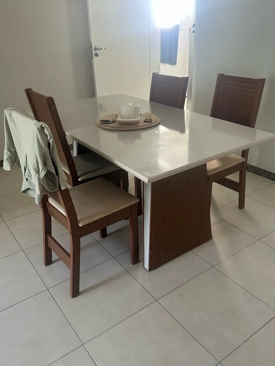 Vendo mesa de jantar quatro lugares 