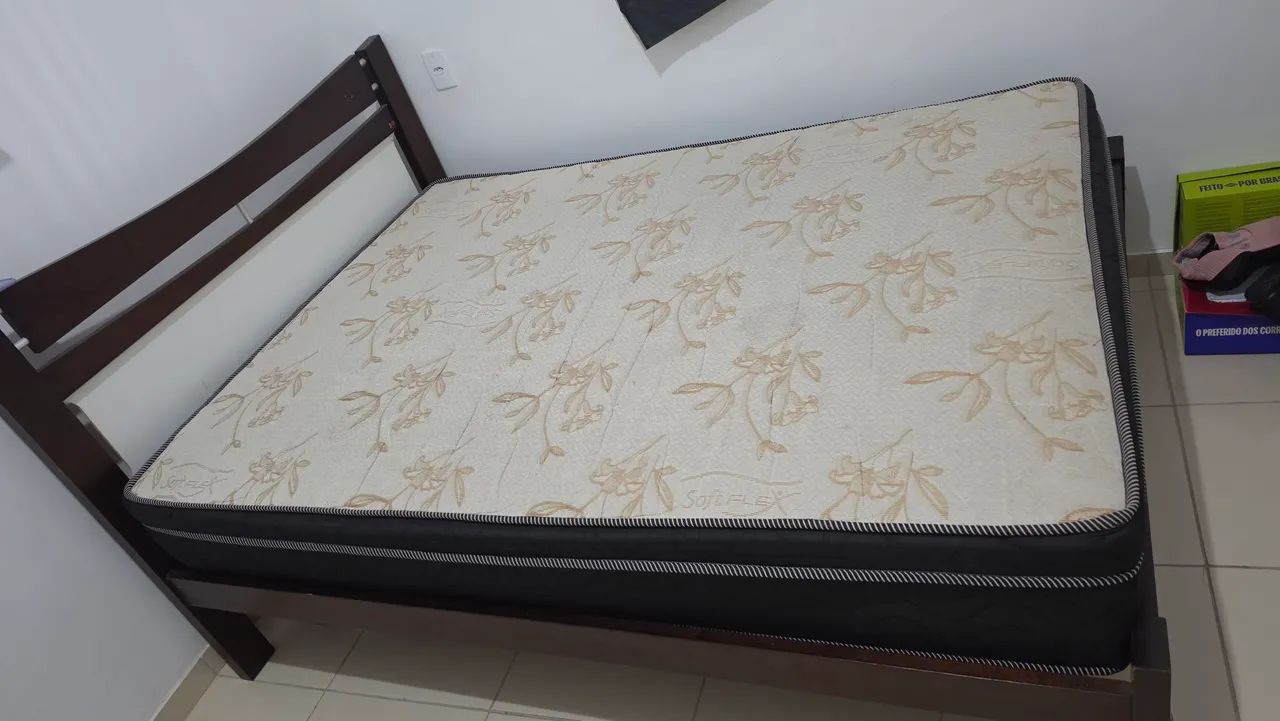 Cama de madeira com colchão de mola ensacada. - Foto 3