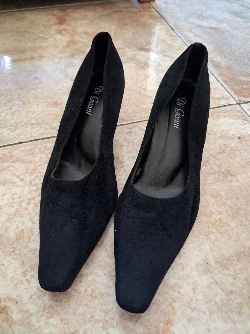 Scarpin bico fino camurça