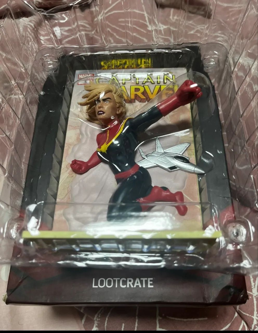 Boneco captain marvel 3d comic standee loot crate - Foto 3