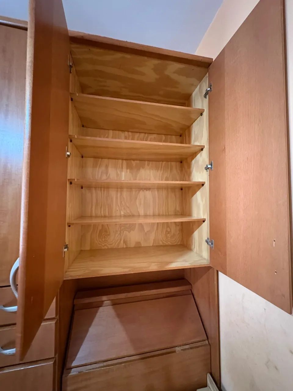 Guarda roupa com cama. - Foto 2