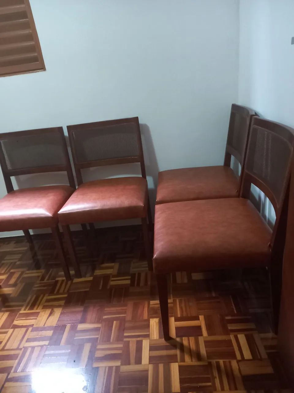 Vendo ou troco 4 cadeiras novas 270 cada - Foto 2