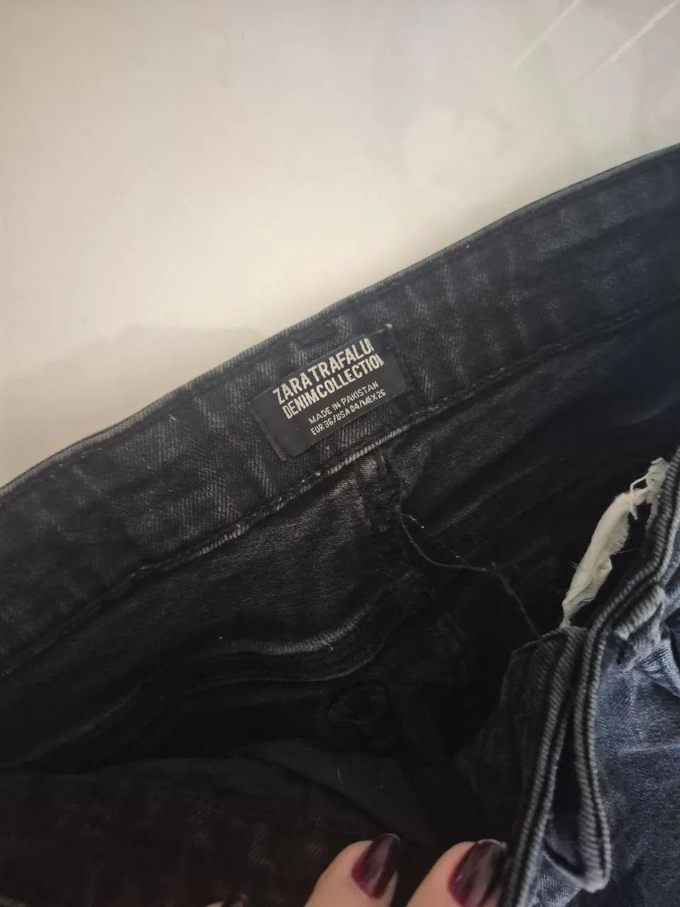 Calça skinny com barra aberta preta zara 34 - Foto 3