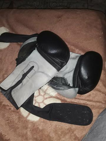 2 luvas de boxe. 1 luva de luta profissional. 6 protetores bocal