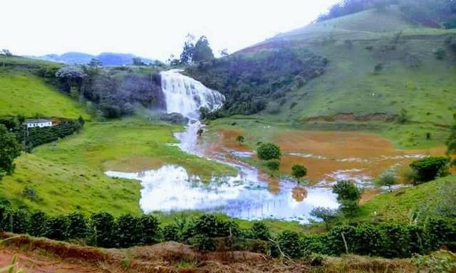 Fazendinha com cachoeira e casa, cena de cinema