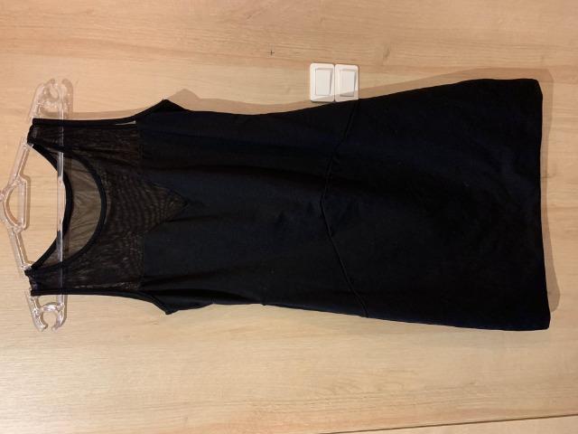 Vestido preto levemente acinturado
