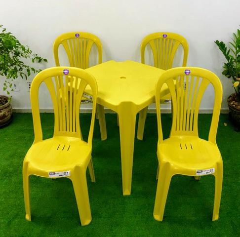 Conjunto de mesa com 4 cadeiras plásticas - Foto 3