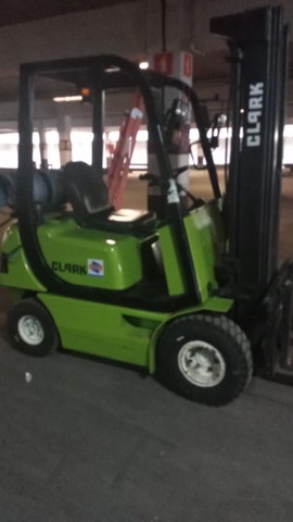 Empilhadeira Clark CMP18 1,8t