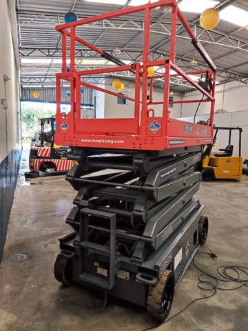 Locação de plataforma Sky Jack SJ4732 elevação 12m