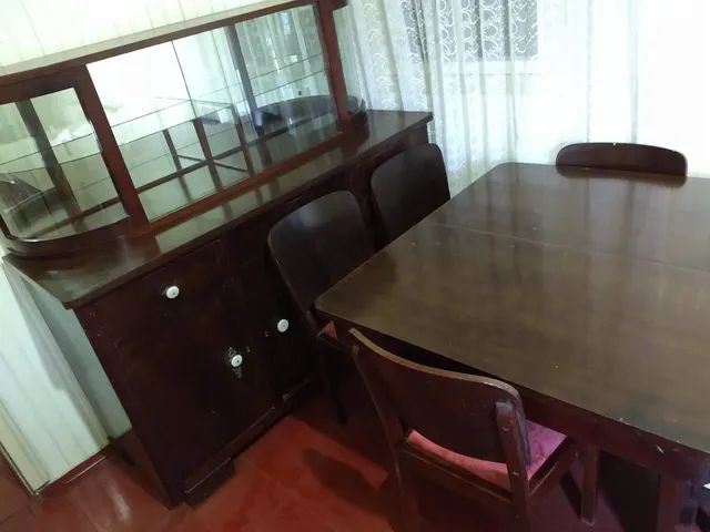Conjunto cristaleira e mesa com quatro cadeiras antiguidade 