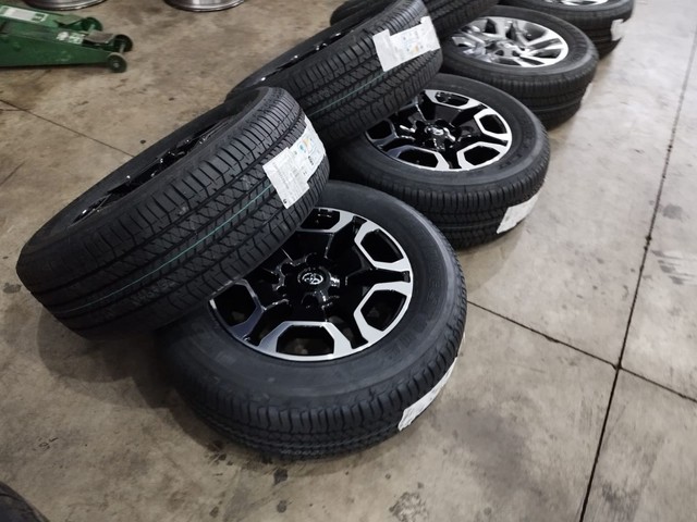 PROMOÇÃO RODA HILUX SRX 2023 C/ PNEU À BASE DE TROCA - Foto 3