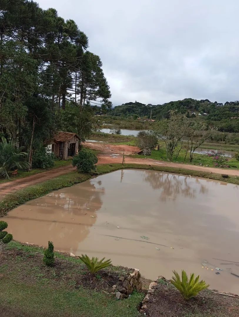 Linda chácara com tanque de peixe 