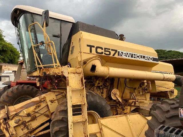 Colheitadeira New Holland TC 57 ano 2000