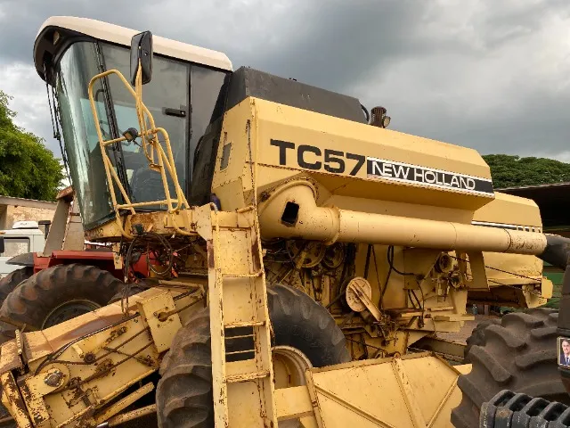 Colheitadeira New Holland TC 57 ano 2000