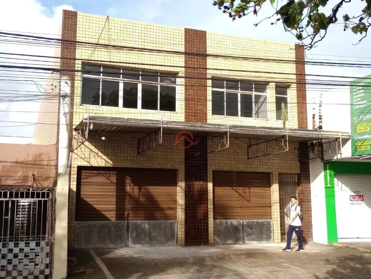 Excelente espaço empresarial, servindo para diversas atividades comerciais, no coração do