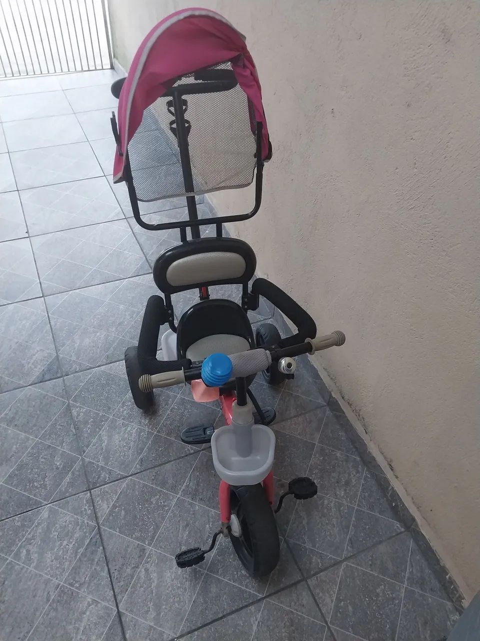 Triciclo Infantil Happy Baby com Capota Brinquedos e Jogos