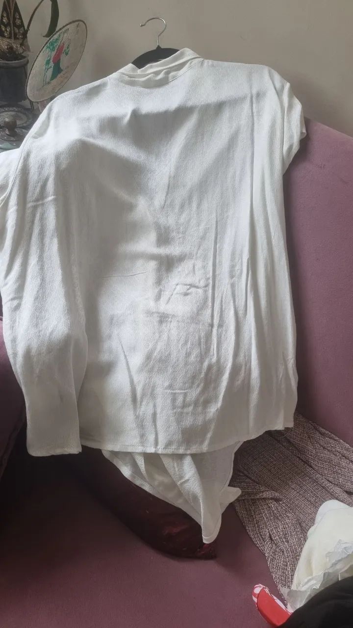 Blusa branca de viscose com nó - Foto 4