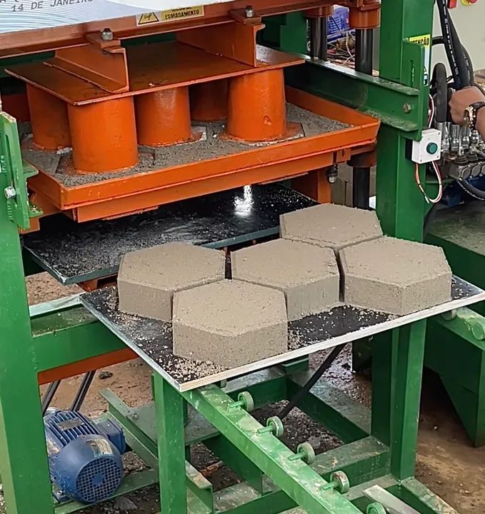 Maquina hidráulica para fabricar bloquetes paver blocos de concreto - Foto 5